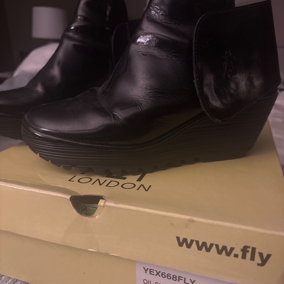 Fly London Blk patent leather booties with Velcro close, sturdy lug sole. Sz:38 - Picture 4 of 6